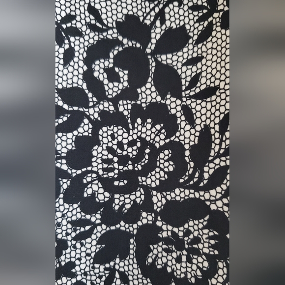 Made in USA MB Casual Floral B&W Sleeveless Top. Size M - Picture 3 of 6